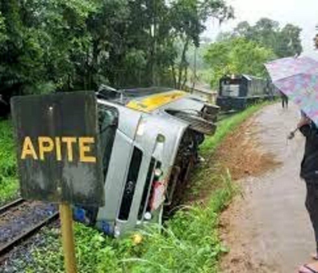 Ônibus escolar cai em linha férrea e trem faz parada de emergência em Jaraguá do Sul