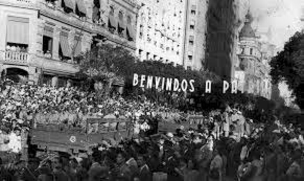 Ecos da Democracia - Pracinhas da FEB desfilam na avenida Rio Branco, centro do  Rio de Janeiro, ao regressar da Itália