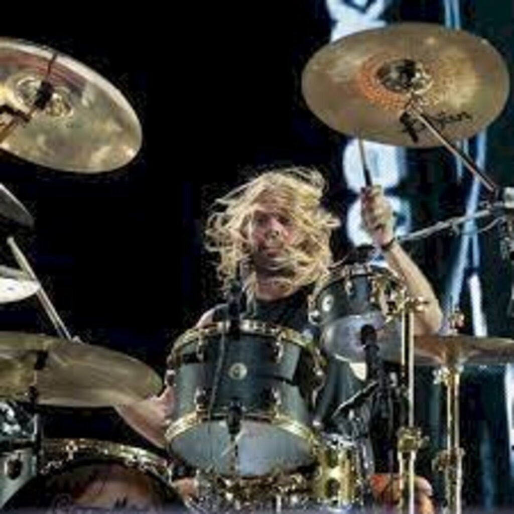 Coração de baterista do Foo Fighters tinha o dobro do peso, diz jornal