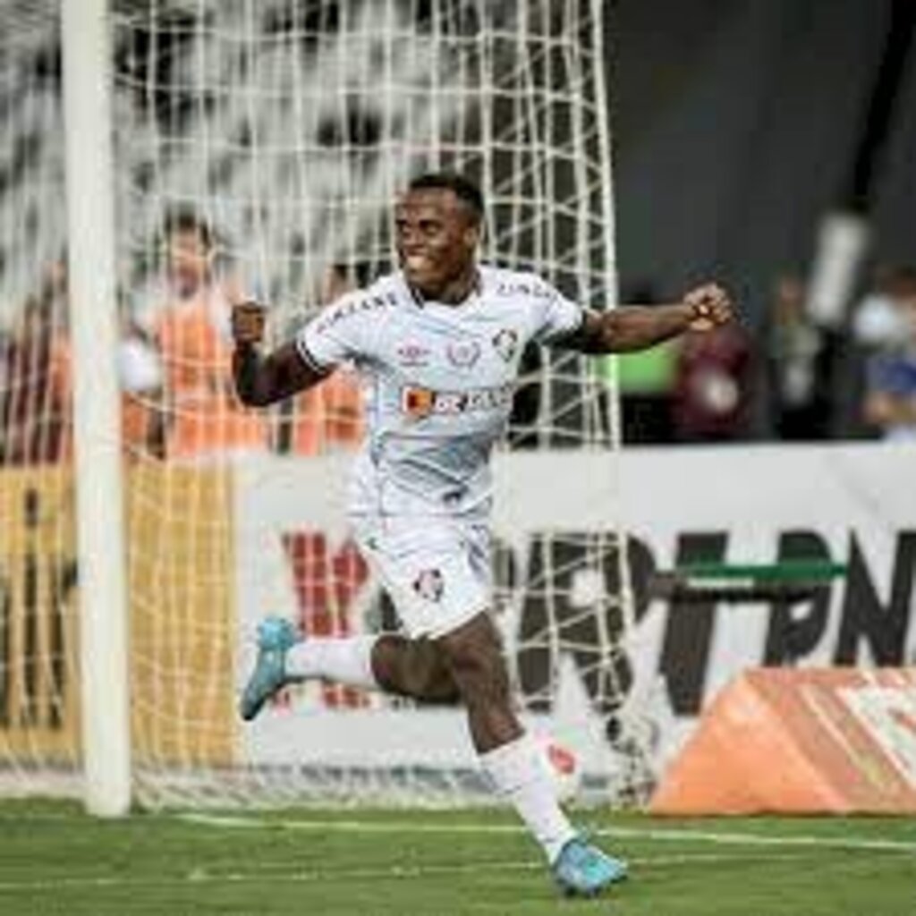 Fluminense vence Botafogo e fica perto da final do Carioca