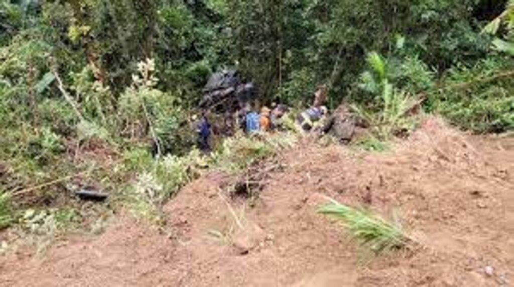 Caminhão do Exército cai de ribanceira em Blumenau