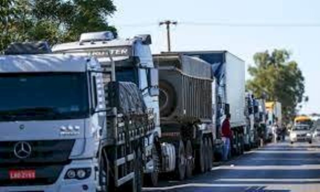 Caminhoneiros: categoria está dividida entre paralisação e aumento no preço do frete, diz liderança