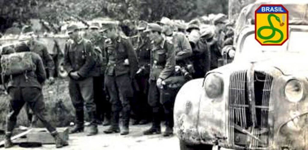 Foto e legenda/ Jornal Digital taiadaweb ? Caçapava e Região - Nada menos de 14.779 alemães e italianos se tornaram prisioneiros em dois campos próximos, instalados pelos brasileiros. O general alemão Otto Fretter-Pico e o general italiano Mario Carloni foram escoltados até Florença pelo general Falconiere e general Zenóbio, que os entregaram ao 5º Exército norte-americano, juntamente com 6 milhões de liras também tomados pelos brasileiros