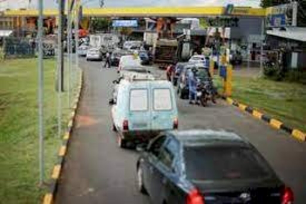 Aumento da gasolina: motoristas fazem fila para abastecer