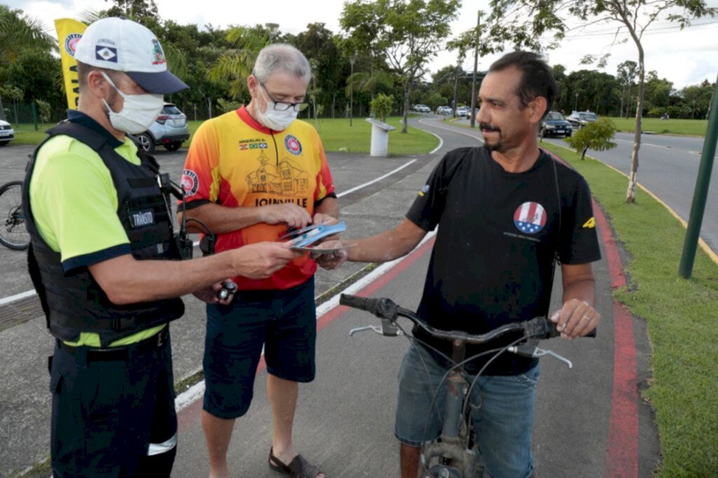 Ciclistas recebem sinalizadores em ação educativa da escola de trânsito