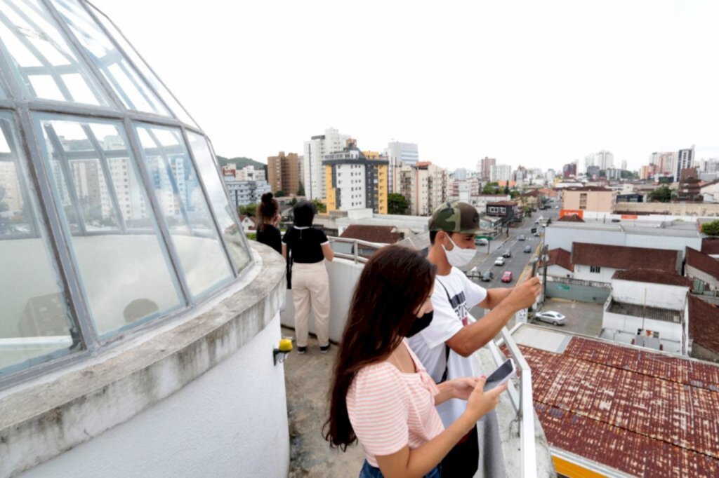 'O Farol para joinvilenses' atrai público para visitar prédio histórico da cidade