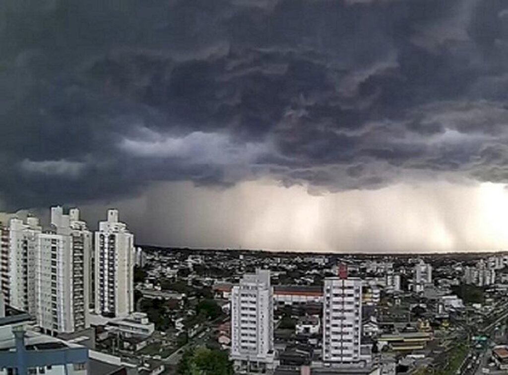 Nuvens de temporal impressionantes sobre o Sul do Brasil