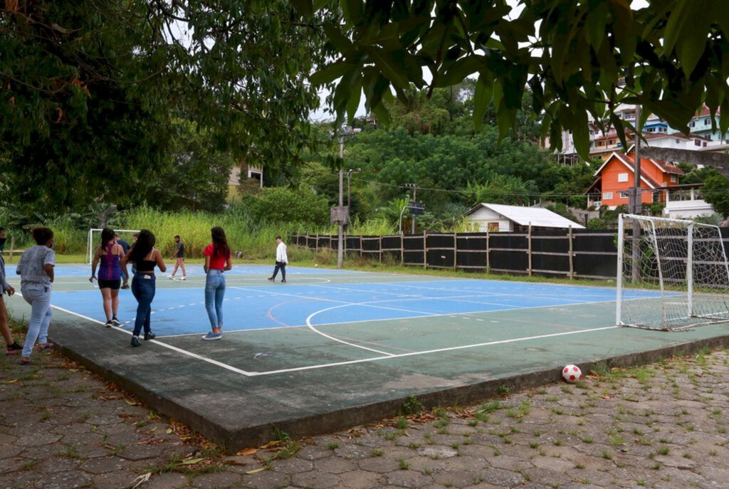 Estado anuncia construção de 70 quadras poliesportivas em escolas