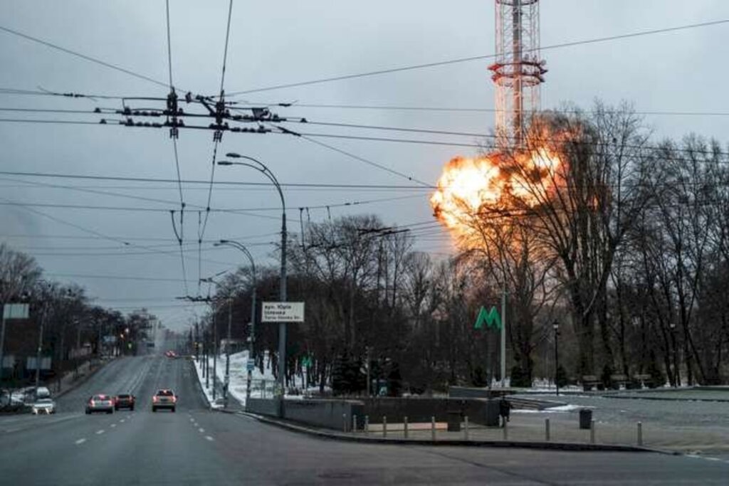 Em 6º dia de guerra, Rússia ataca torre de TV em Kiev