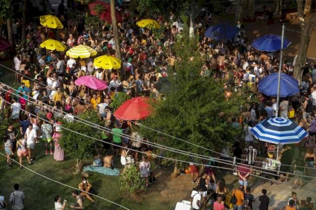 Mesmo proibidas, festas de Carnaval geram aglomeração