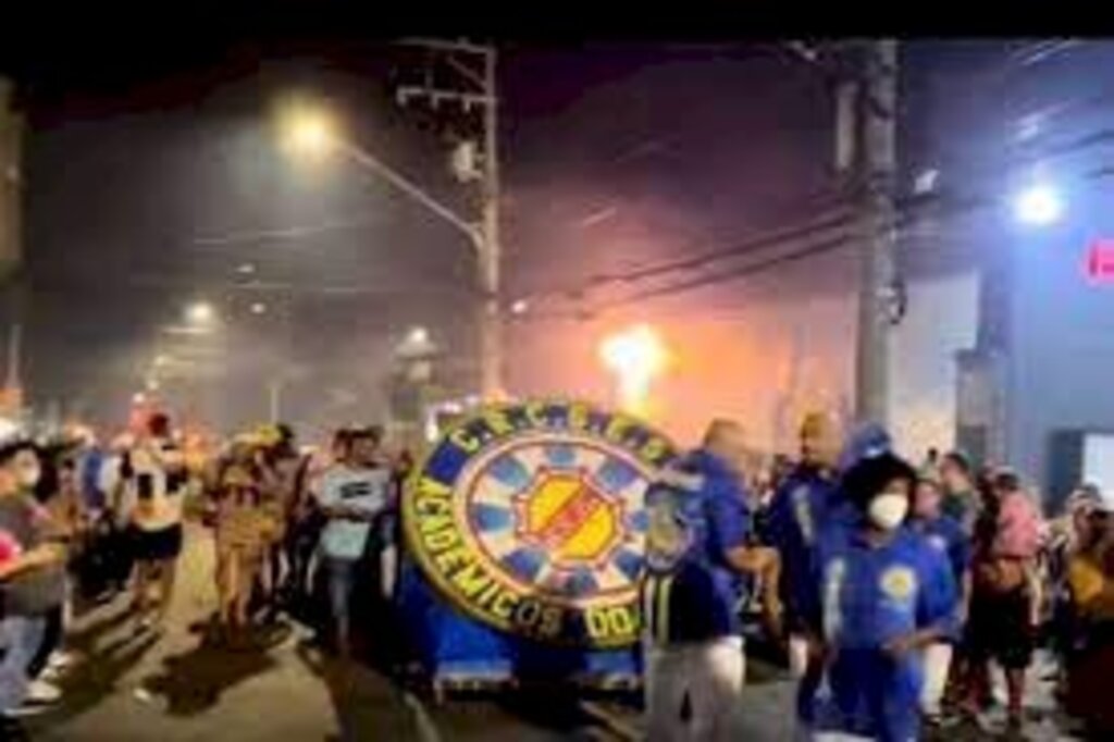 Sem desfile oficial, escolas de samba fazem carnaval nas quadras e ruas de SP