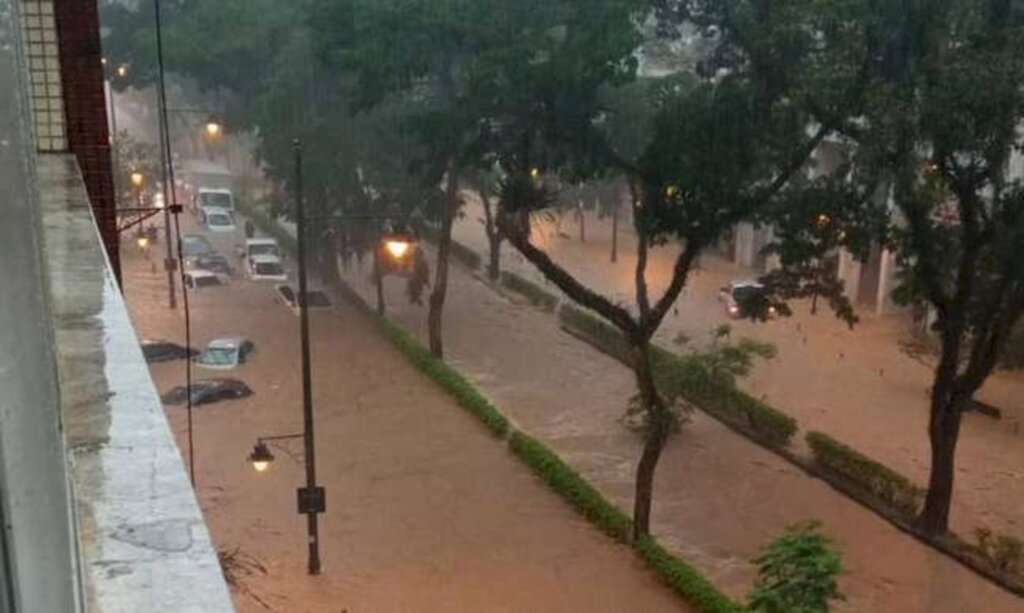 Petrópolis volta a ter chuva forte e alagamento