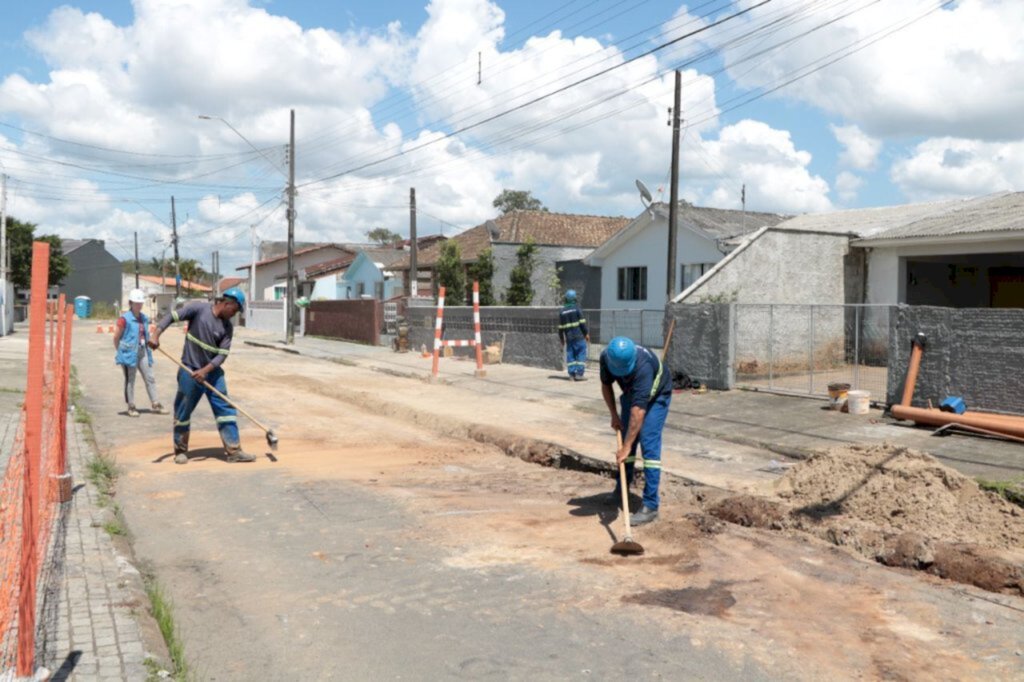 Águas de Joinville substitui rede de esgoto do bairro Adhemar Garcia