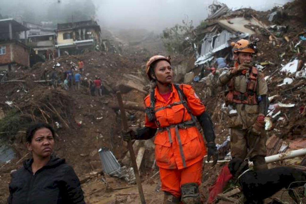 Desaparecidos em Petrópolis aumentam; desabrigados buscam ajuda