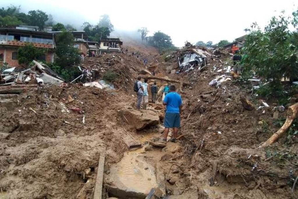 Temporal em Petrópolis (RJ) deixa pelo menos 104 mortos