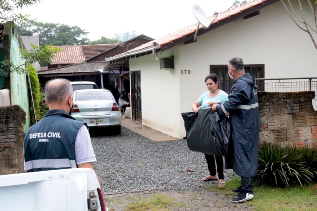 Defesa Civil distribui mais de 800 metros de lona após temporal em Joinville