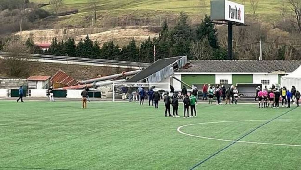 Torcedor morre após queda de torre de iluminação em estádio