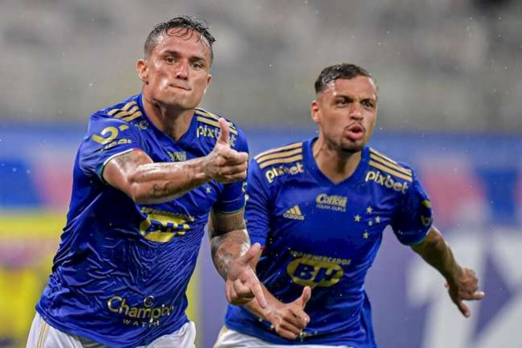 Cruzeiro marca no fim e vence o Democrata