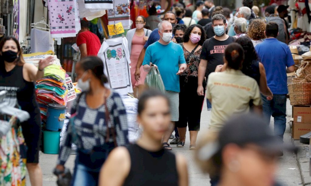 Brasil registra 431 mortes por covid-19 em 24 horas; média móvel de óbitos é de 765