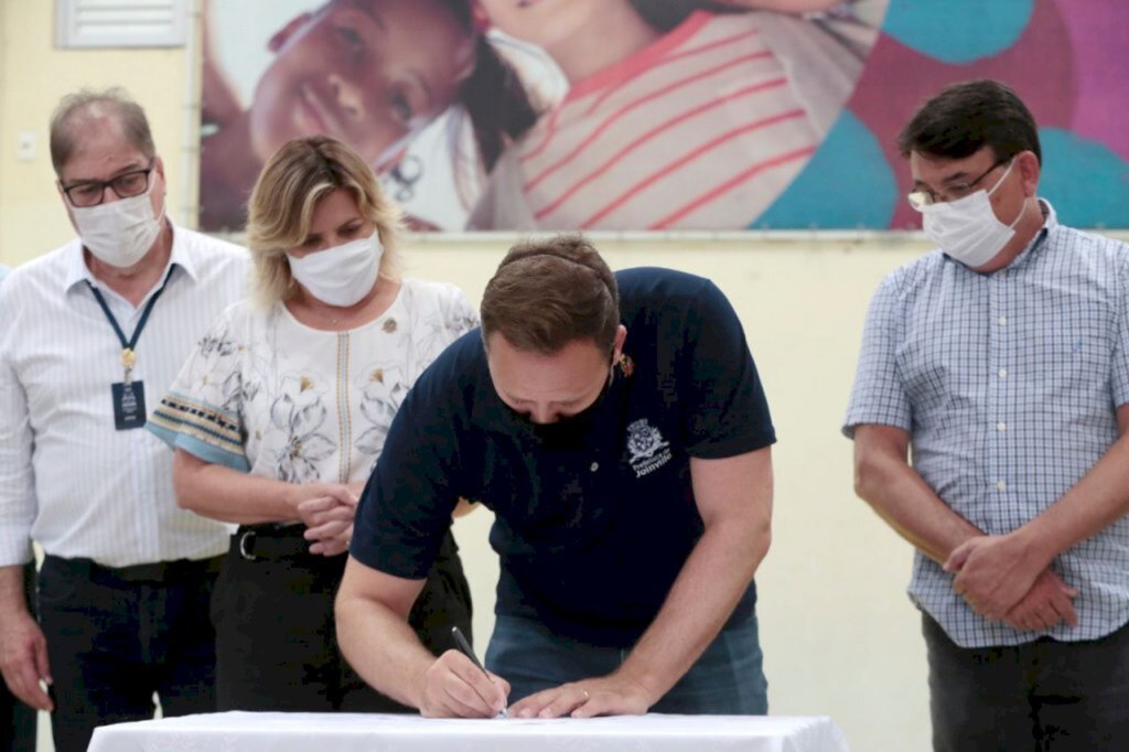 Prefeitura entrega ordem de serviço para pavimentação da rua dos Suíços