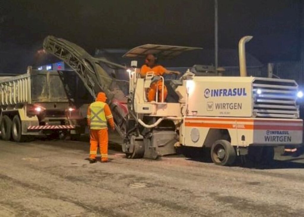 Obra de requalificação viária na rua Dona Francisca é realizada durante a noite