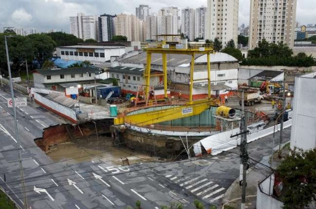 Cratera em SP será preenchida com material rochoso e argamassa