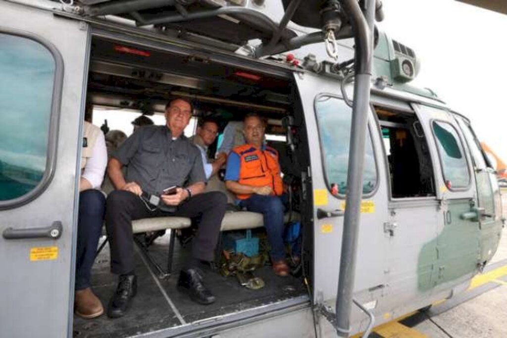 Bolsonaro sobrevoa áreas afetadas por chuvas em SP