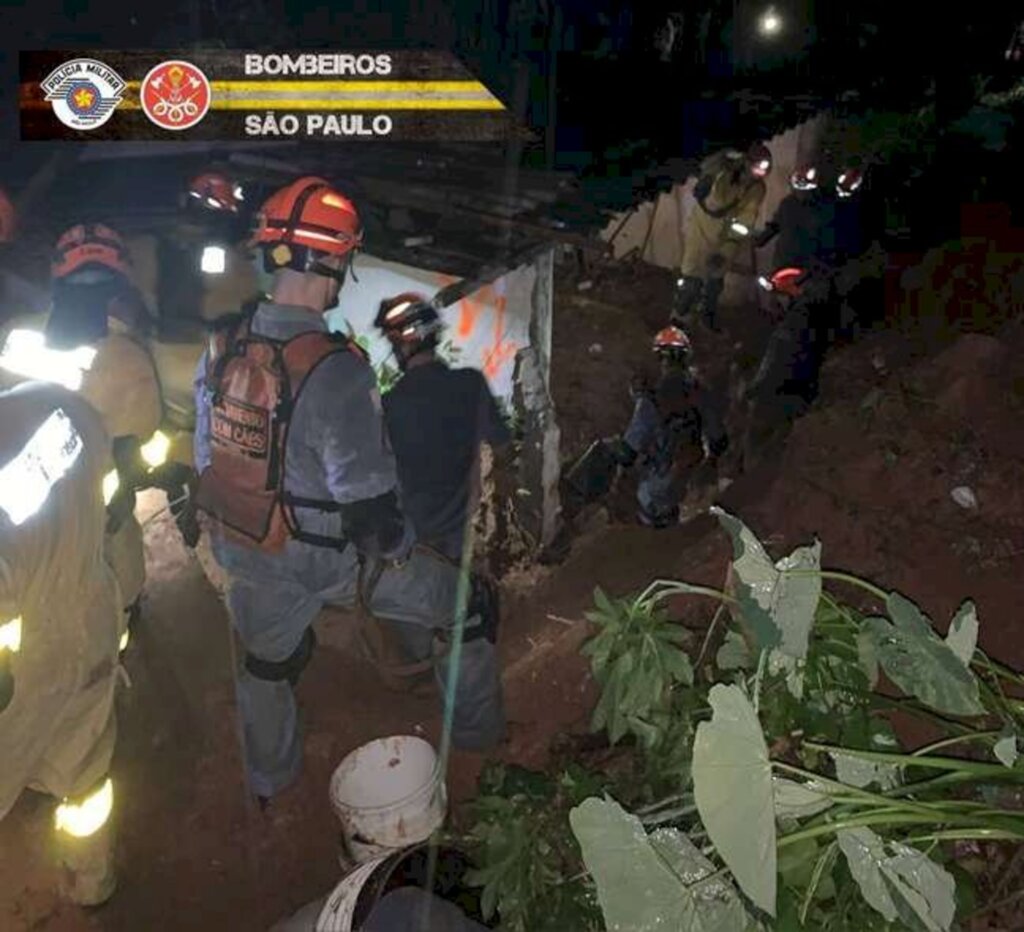 'Não sabia em qual caixão chorar', diz parente de soterrados