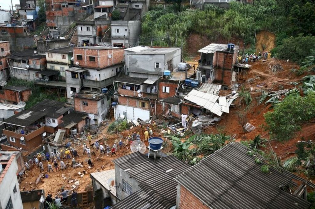 Sobe para 24 número de mortos por fortes chuvas em SP