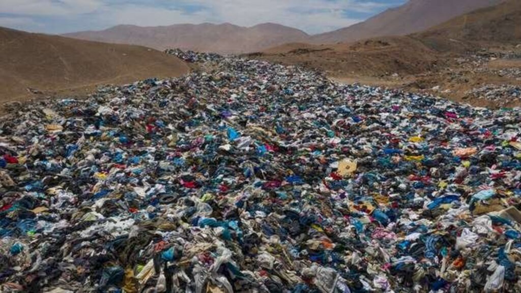 Lixo do mundo': o gigantesco cemitério de roupa usada no deserto do Atacama