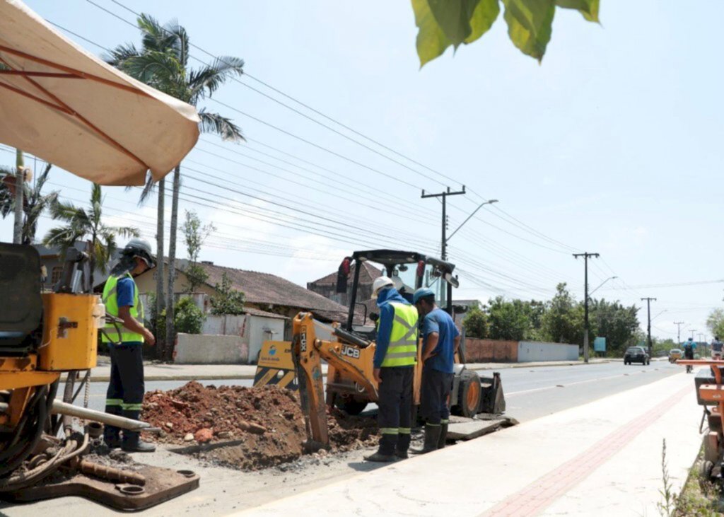 Obra da Águas de Joinville amplia cobertura da rede de esgoto na região do Hospital Regional