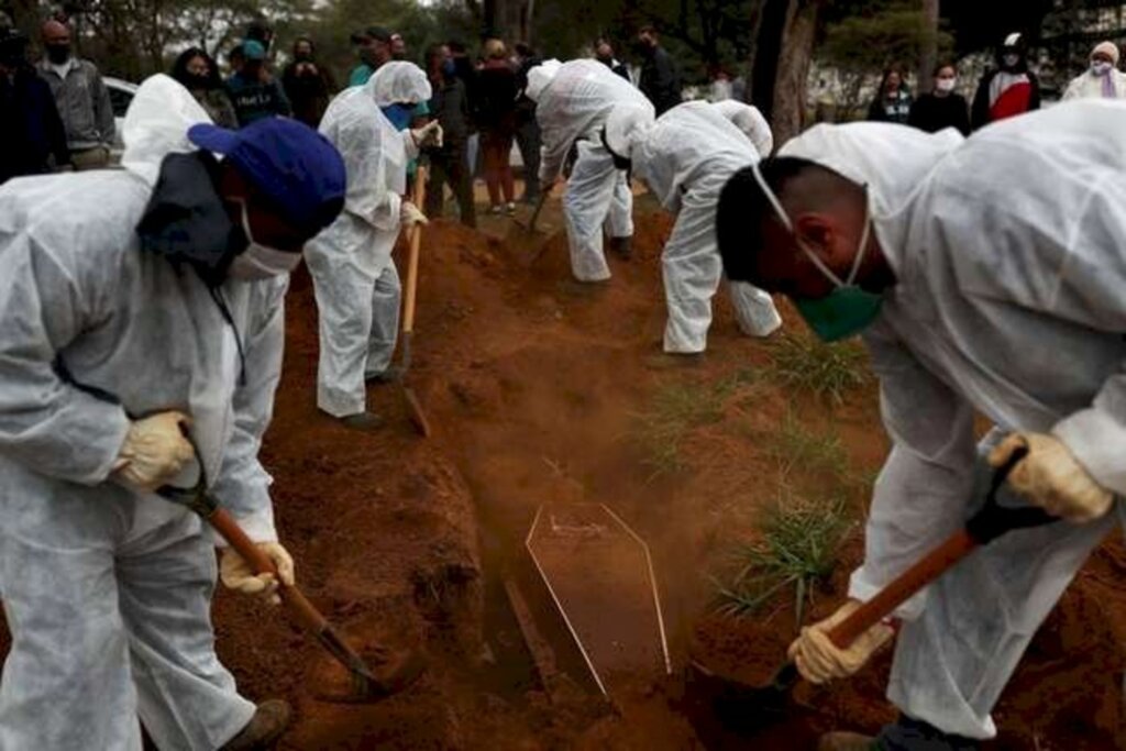 Com pico de novos casos, país bate recorde de mortes diárias em 2 meses