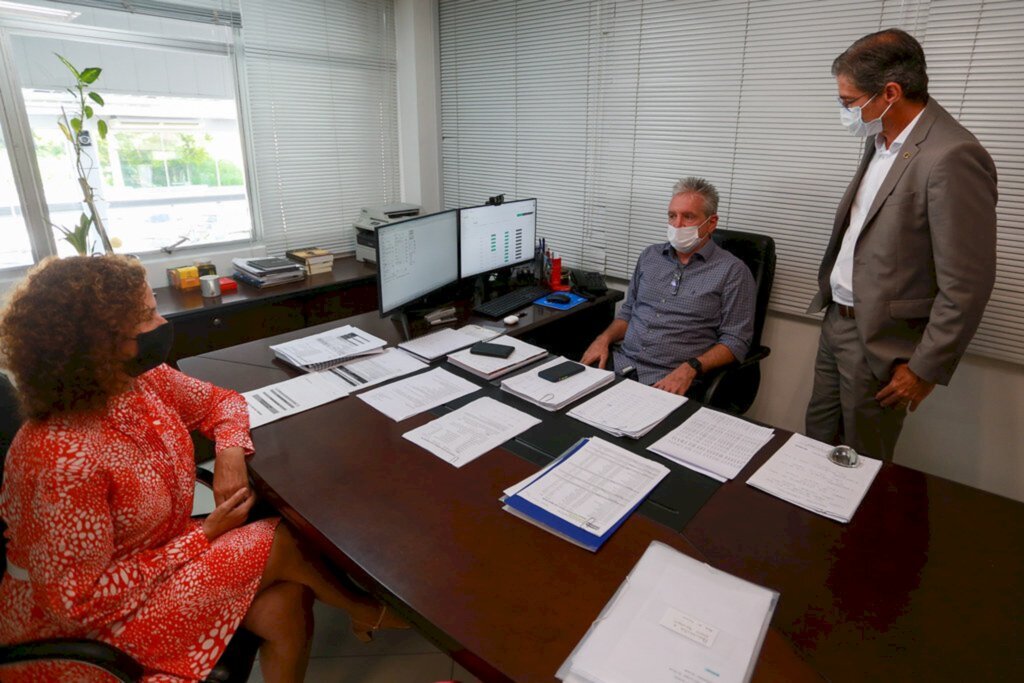 Júlio Cavalheiro/Secom - Sandra Mara e Frederico visitam concessionária para ver o funcionamento do sistema