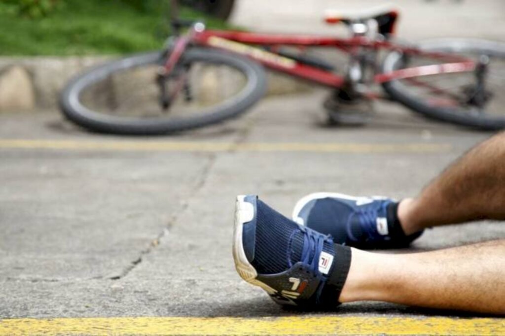 Ciclista que fraturou dentes ao cair em bueiro aberto na via pública será indenizada