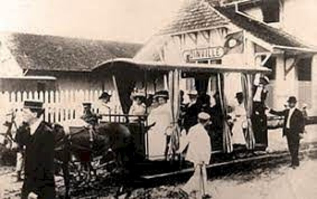 Arquivo Histórico de Joinville - Inaugurado em 29 de janeiro de 1911, os bondinhos puxados por burros durou até 10 de abril de 1917, quando foi encerrado