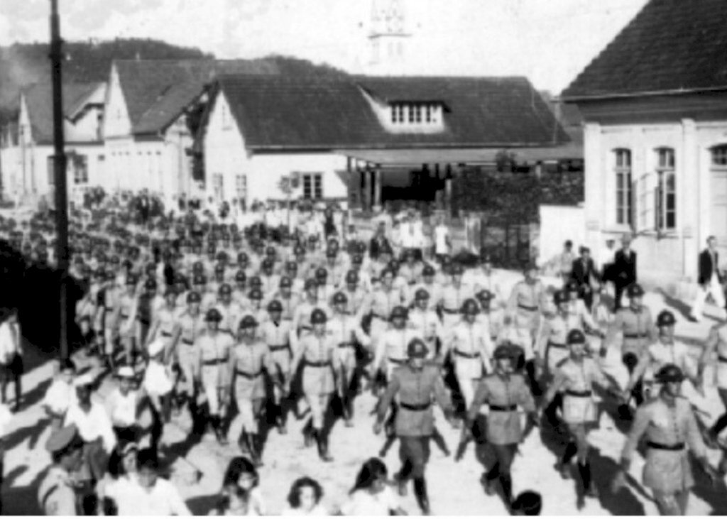 62 BI - Soldados do 13 BC, integrantes do 2º e 3º  escalões da FEB se despediram de Joinville desfilando no centro a cidade no dia 28 de abril de 1944