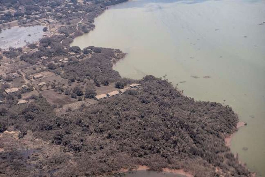 Terra - Vista aérea de casas cobertas por cinzas em Nomuka, em Tonga