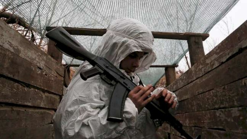 Terra - Um militante da autoproclamada República Popular de Donetsk (DNR) segura uma arma em posições de combate na linha de separação das forças armadas ucranianas perto do assentamento controlado pelos rebeldes de Yasne (Yasnoye) na região de Donetsk, Ucrânia 14 de janeiro de 2022