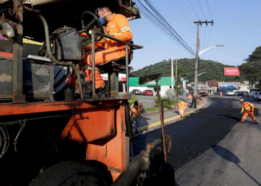 Prefeitura de Joinville  faz requalificação asfáltica nas ruas Ottokar Doerffel e Dona Francisca