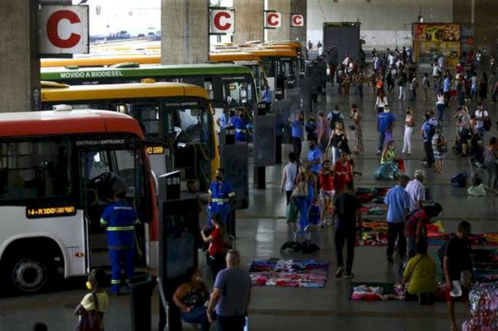 Distrito Federal determina retorno do uso obrigatório de máscaras ao ar livre