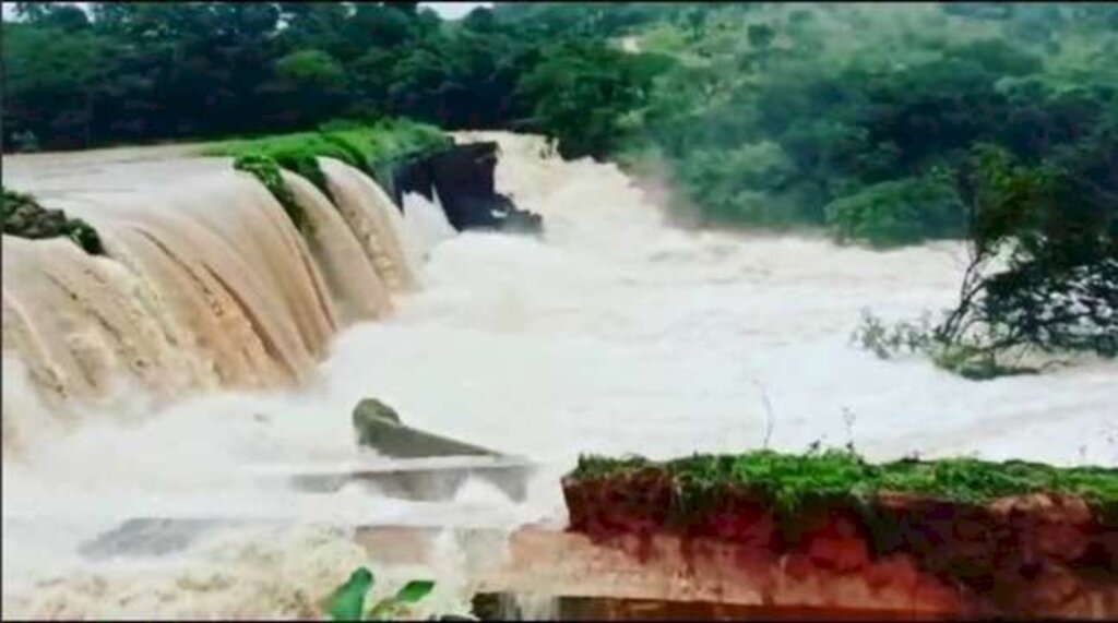 Terra - A Prefeitura de Pará de Minas (MG) emitiu um alerta máximo e pediu aos moradores abaixo da Usina do Carioca, que deixem suas casas imediatamente devido ao alto risco de rompimento da barragem da hidrelétrica