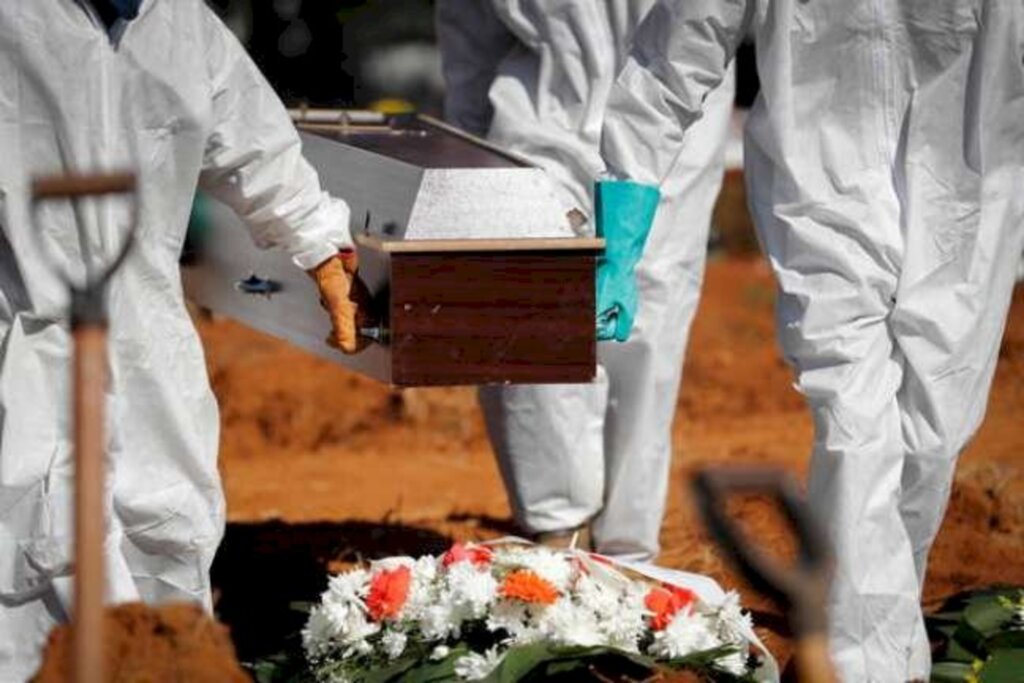 Brasil ultrapassa marca de 620 mil mortes na pandemia