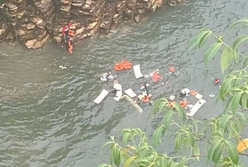 Queda de rocha atinge barcos em MG e deixa mortos;