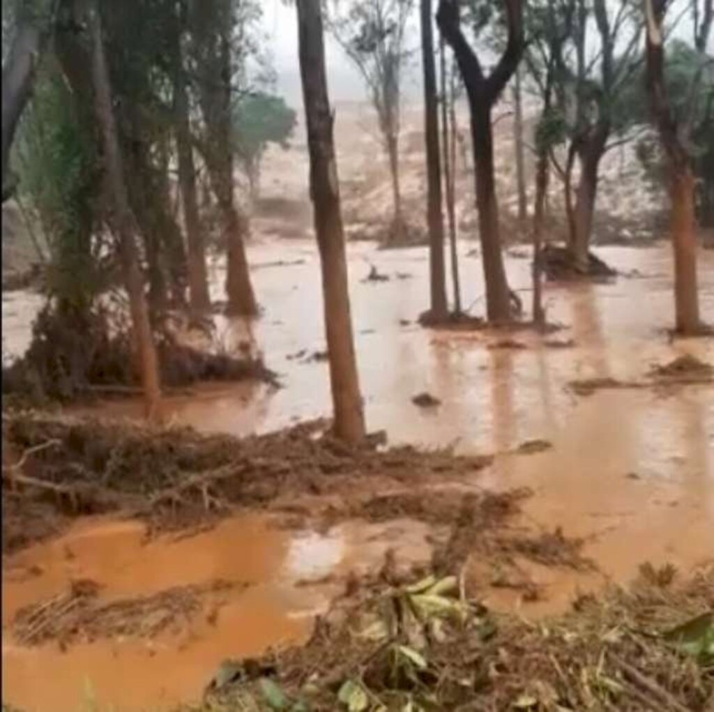 Barragem se rompe em Minas Gerais, diz Corpo de Bombeiros