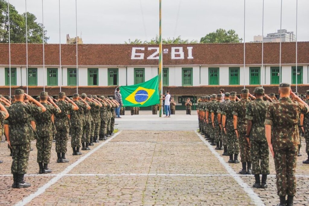 62 BI - Hasteamento da bandeira em solenidade no 62 BI ,após o ano de 1973, já com a nova denominação