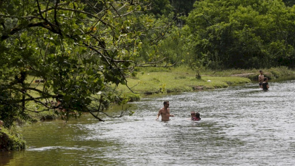 Detrans e Polícia Militar realizam fiscalização em locais de banho de rio em Joinville