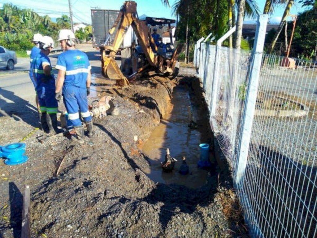 Bairros Jardim Iririú, Boehmerwald e Itinga recebem obras para melhoria na rede de água