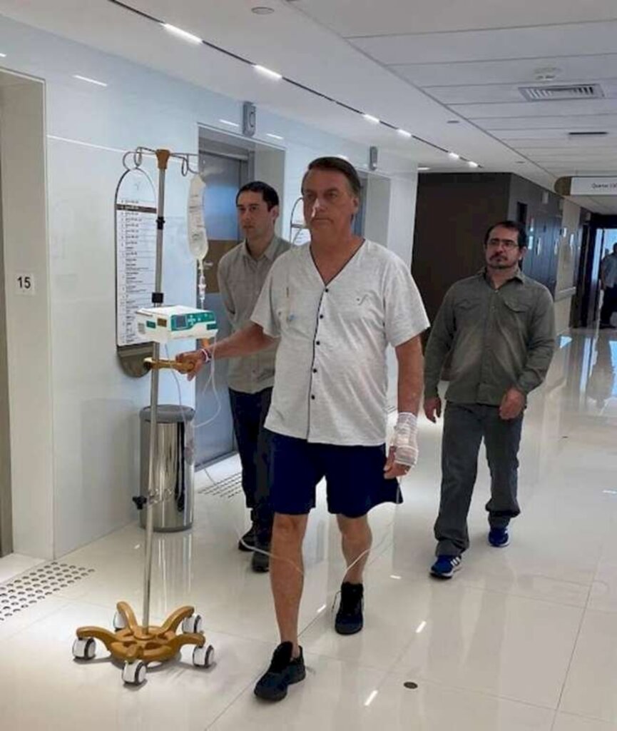 Terra - Jair Bolsonaro deu entrada no hospital na madrugada desta segunda-feira, 3, após sentir dores abdominais no domingo, último dia de sua viagem a lazer pelo litoral de Santa Catarina.