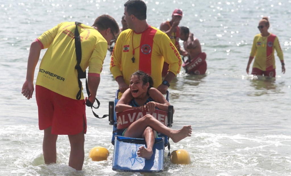 Projeto Praia Acessível garante banho de mar a todos no litoral catarinense