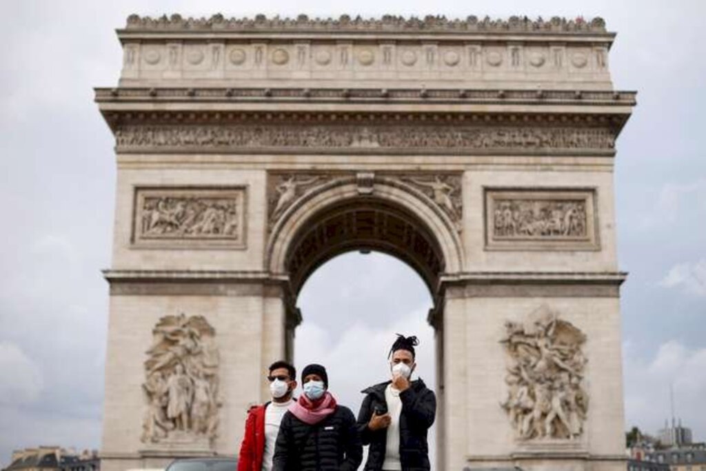 França tem alta recorde de casos novos de covid em um dia